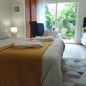 Fleurs De Cosmos Bed & Breakfast